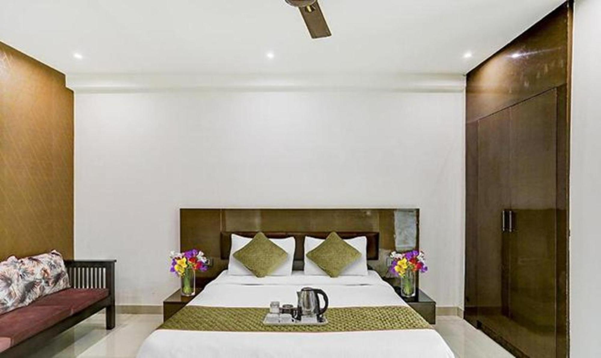 Hotel Townhouse West Near Udyog Nagar Metro Station New Delhi