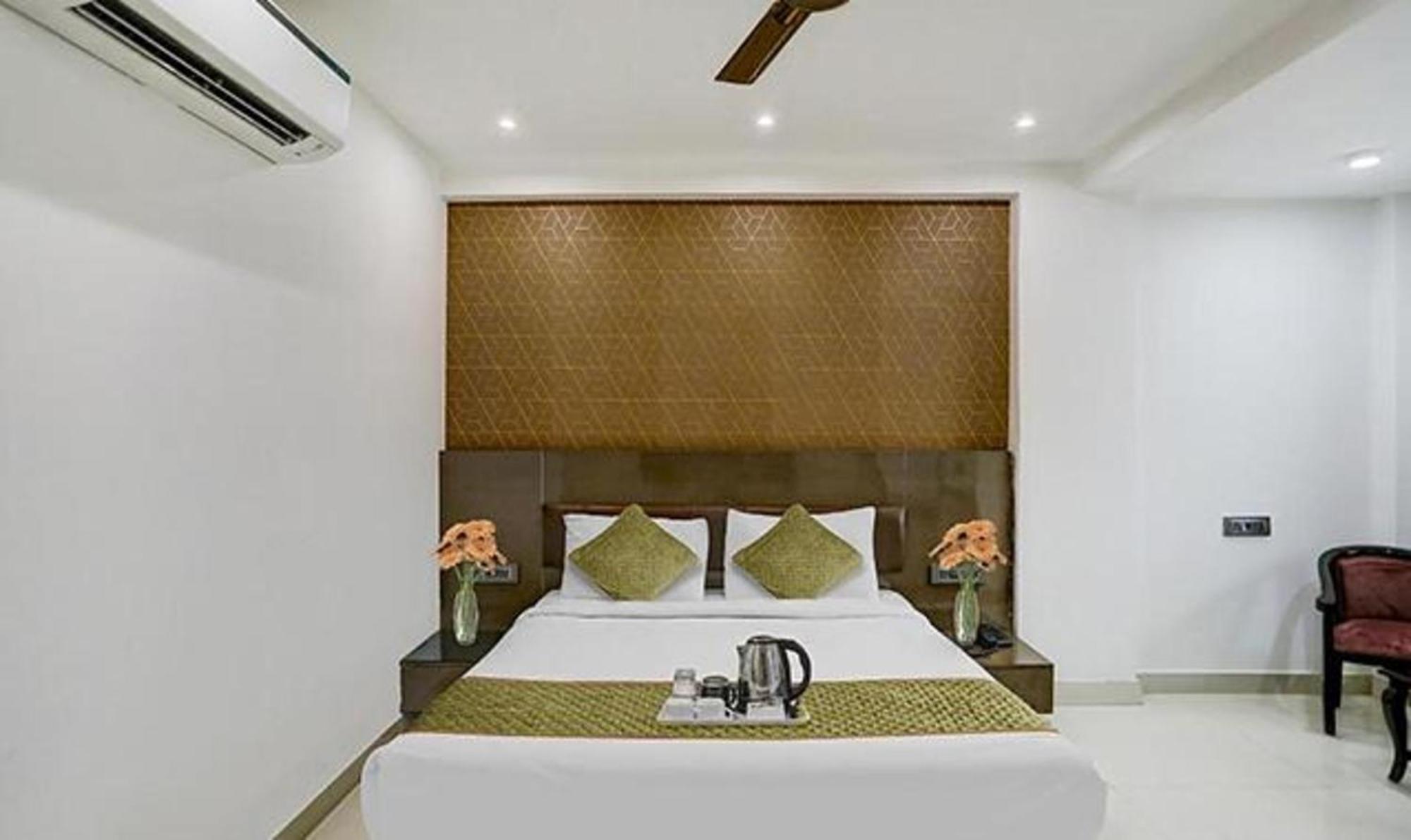 Hotel Townhouse West Near Udyog Nagar Metro Station
