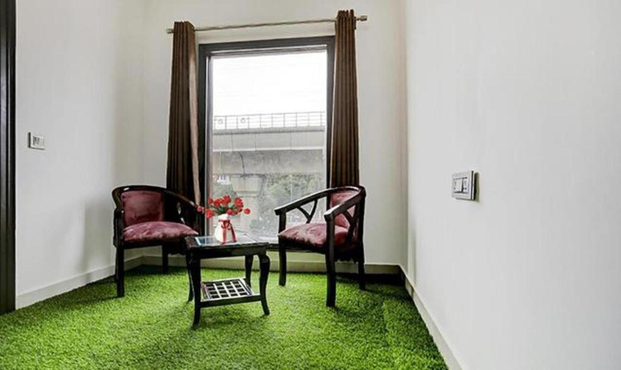 Townhouse West Near Udyog Nagar Metro Station Hotel 3*