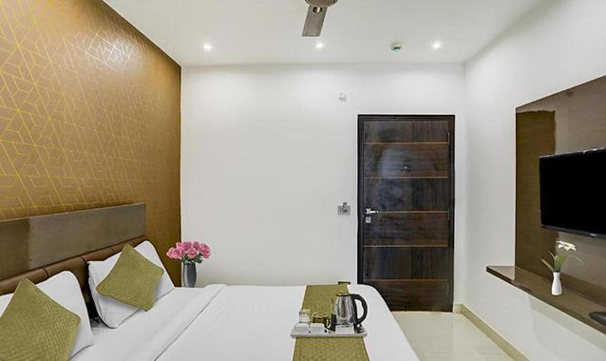 Townhouse West Near Udyog Nagar Metro Station Hotel New Delhi
