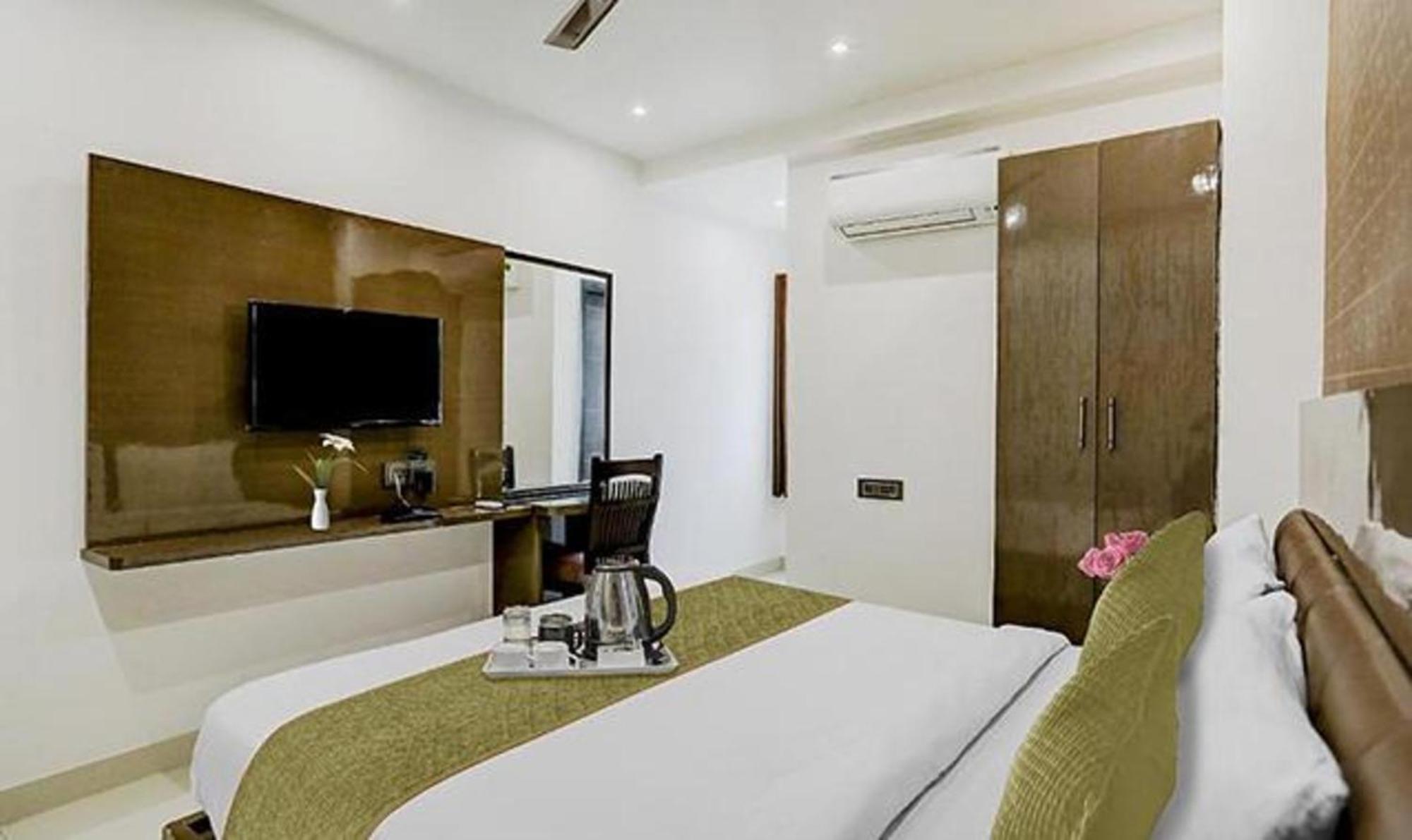 Townhouse West Near Udyog Nagar Metro Station 3*