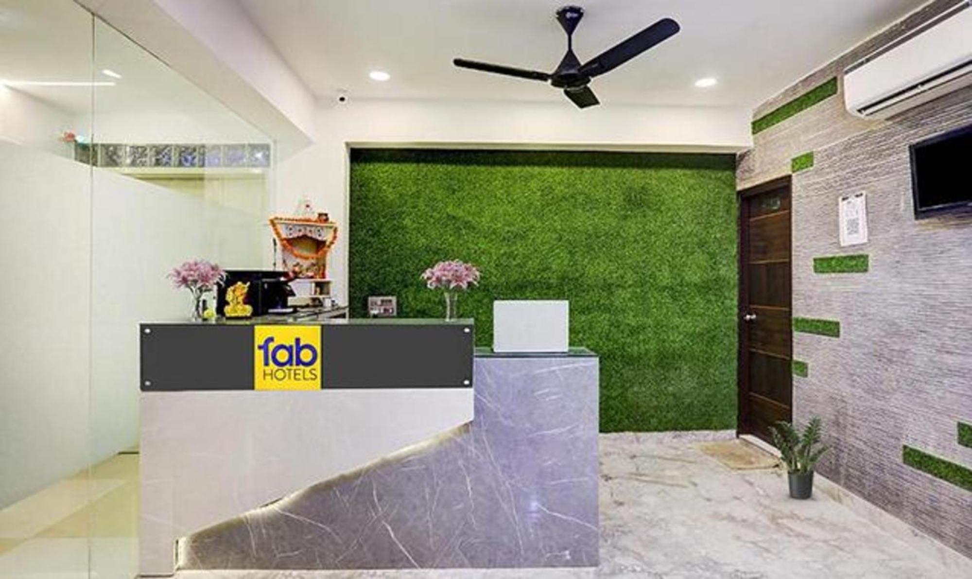 Townhouse West Near Udyog Nagar Metro Station Hotel