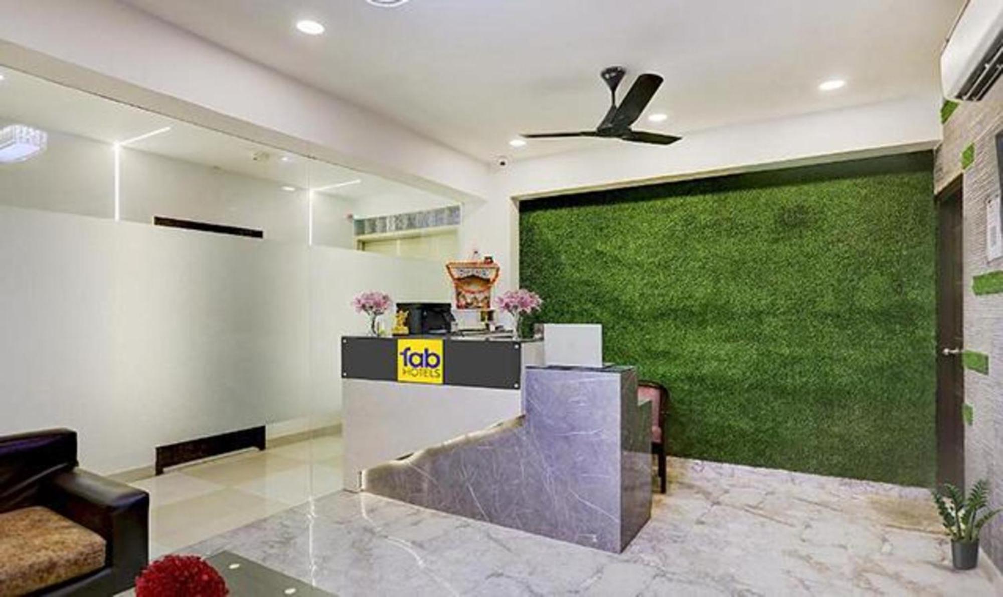 Townhouse West Near Udyog Nagar Metro Station 3* New Delhi