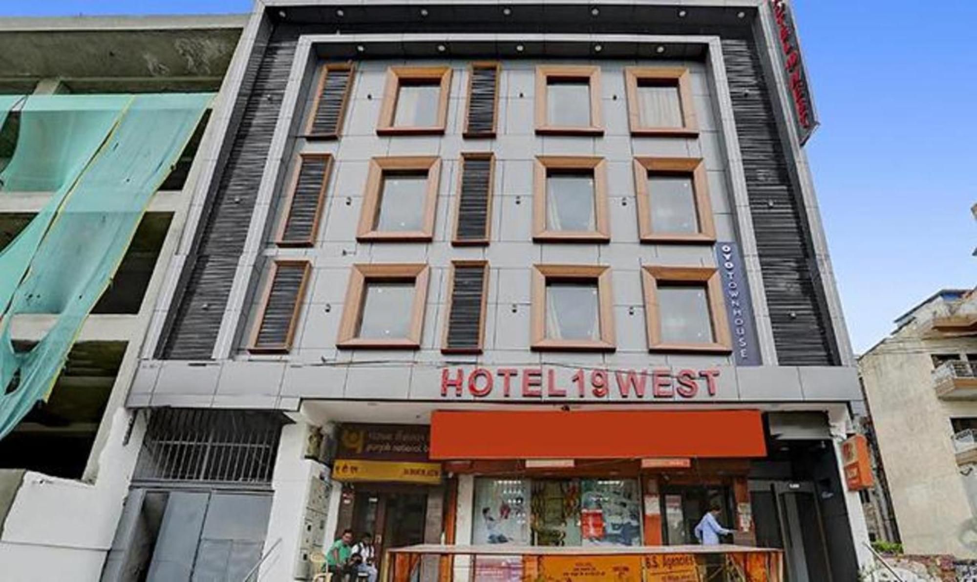 Hotel Townhouse West Near Udyog Nagar Metro Station